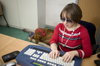 malvoyante accessibilité bureau travail