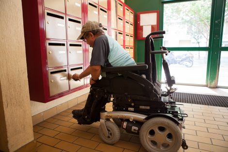 accessibilité boîte aux lettres fauteuil roulant logement