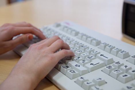 étudiante clavier d'ordinateur 