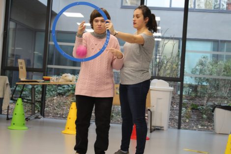 lancé de balle dans un cerceau