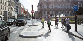 trottinettes électriques sur la route devant hôtel de Ville de Paris