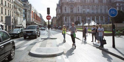 trottinettes électriques sur la route devant hôtel de Ville de Paris