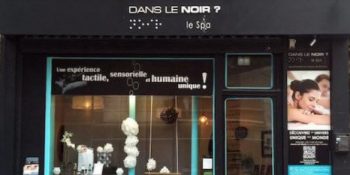 devanture du spa dans le noir