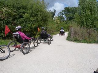 3 vélos assis-couchés roulent sur une piste en campagne