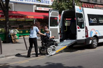 fauteuil roulant transport personne en situation de handicap