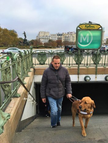 sortie de métro avec chien guide