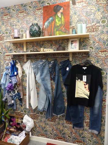 mur du fond avec jeans