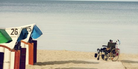 fauteuil roulant sur une plage